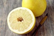 娱乐吃瓜酱剥柚子,美味与便捷并存